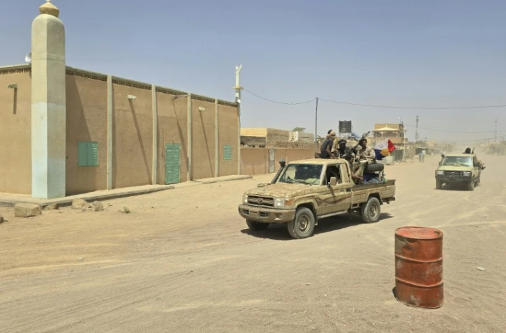 Des rebelles touaregs de la coalition du Front de libération de l'Azawad (FLA) montent à l'arrière d'un pick-up à Kidal, le 26 avril 2026, au Mali