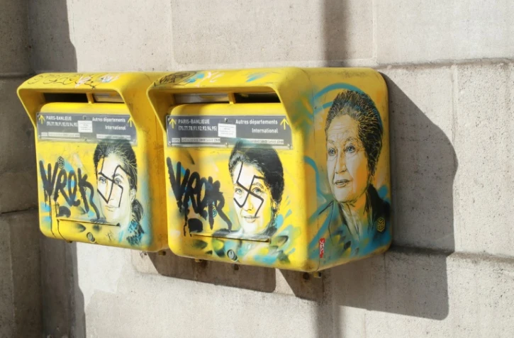 Des boîtes aux lettres portant des tags antisémites sur le portrait de Simone Veil le 11 février 2019 à Paris