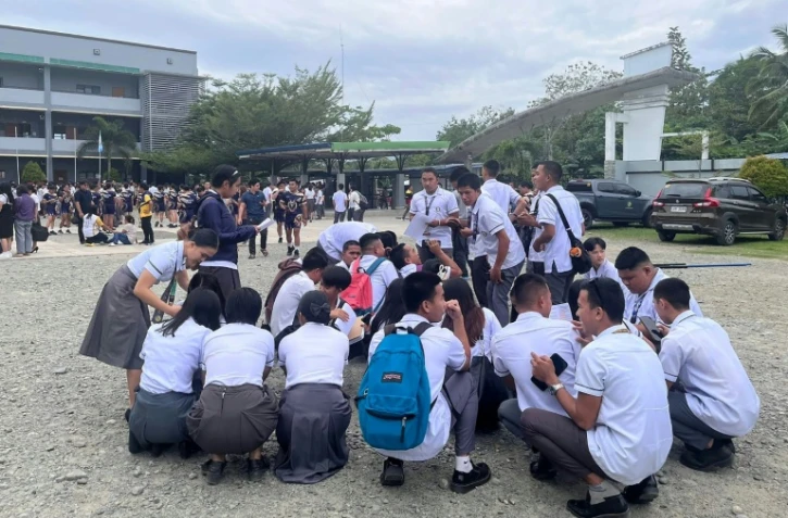 Photo remise par un établissement scolaire de  Davao de Oro sur l'île de Mindanao, dans le sud des Philippines, où les élèves se sont rassemblés dehors après un puissant séisme le 10 octobre 2025