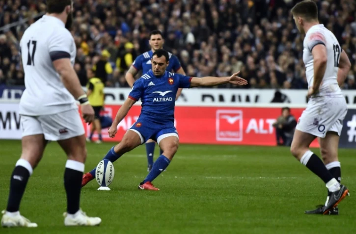 Lionel Beauxis botte une pénalité pour le XV de France contre l'Angleterre dans le tournoi des six nations, le 10 mars 2018 au Stade de France
