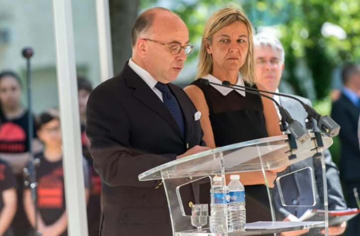 Bernard Cazeneuve et Laurence Cornara, l'épouse d'Hervé Cornara, lors de l'hommage qui lui a été rendu le 26 juin 2016 à Fontaines-sur-Saône