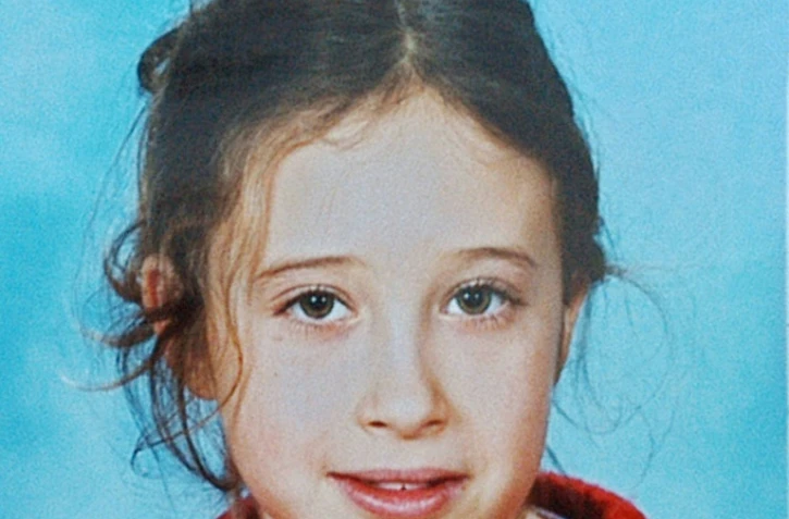 Version recadrée d'une affiche prise lors d'un rassemblement représentant la jeune Estelle Mouzin, âgée de 9 ans, qui a disparu le 09 janvier 2003 à Guermantes, en rentrant de l'école