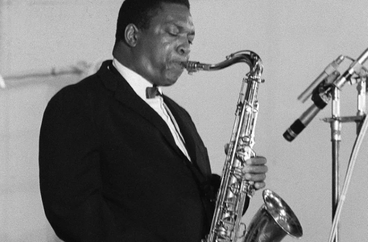 Photo non datée du saxophoniste ténor américain John Coltrane en concert à Paris