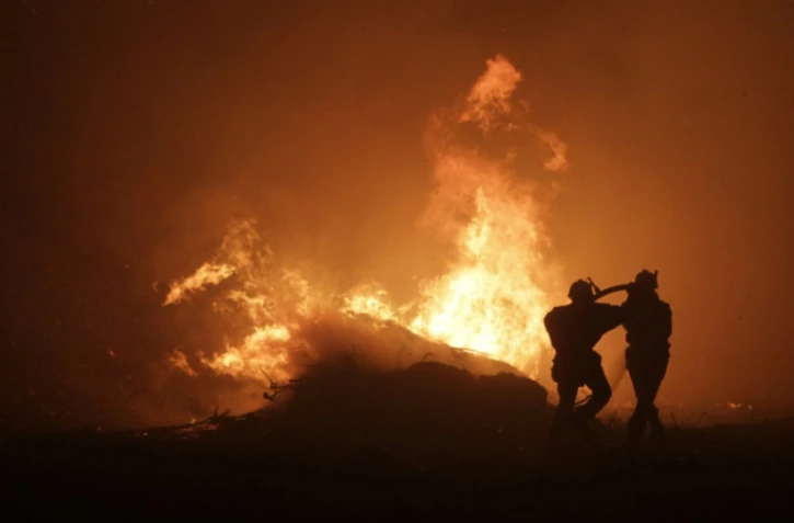 Des pompiers afrontent un incendie en Corse, vendredi 11 août 2017.