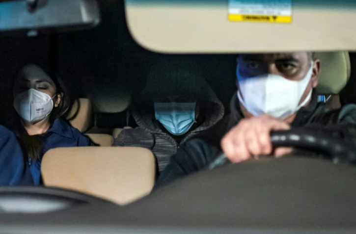 Nicolas Zepeda (c) soupçonné d'assassinat en France est conduit vers l'aéroport à Valparaiso pour être extradé vers la France, le 22 juillet 2020