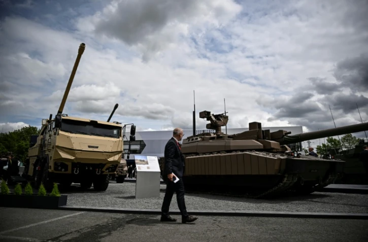 Un canon automoteur Caesar et un char Leclerc au salon Eurosatory à Villepinte, au nord de Paris, le 17 juin 2024
