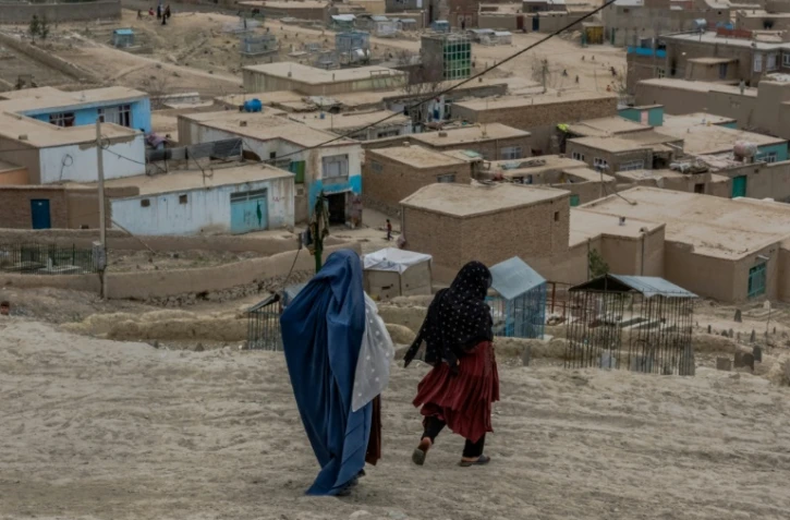 Pour échapper à l'opprobre voire à la violence ciblant les femmes de leur condition, des veuves afghanes ont créé une communauté à part sur une colline pelée de Kaboul.