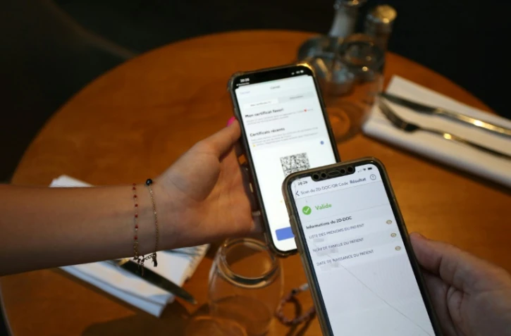 Vérification du pass sanitaire dans un restaurant à Ile Rousse, dans le nord de la Corse, le 23 juillet 2021