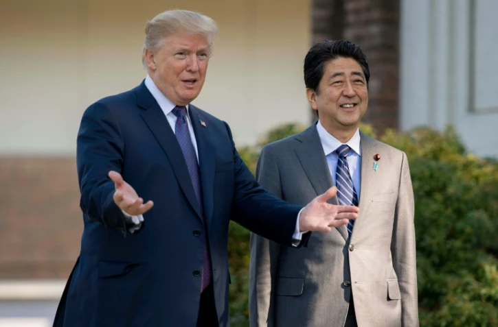 Photo d'archives de la rencontre le 5 novembre 2017 entre le président américain Donald Trump et le Premier ministre japonais Shinzo Abe près de Tokyo