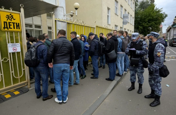 Des électeurs font la queue devant un bureau de vote le 17 septembre 2021 à Moscou
