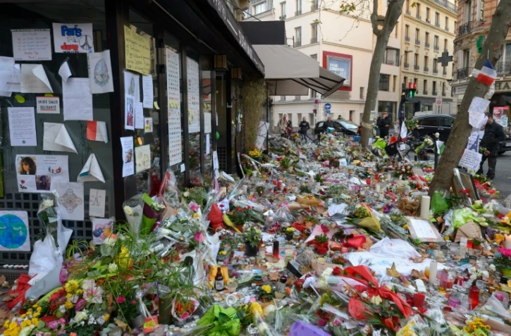Fleurs et bougies devant le café La Belle Equipe le 18 novembre 2015 rue de Charonne à Paris