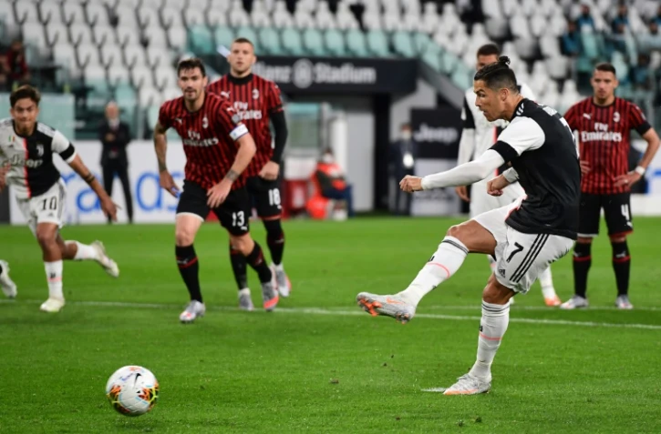L'attaquant portugais de la Juventus, Cristiano Ronaldo, rate son penalty contre l'AC Milan, en demi-finale retour de la Coupe d'Italie, Ă Turin, le 12 juin 2020