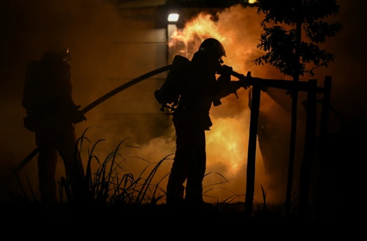 Des pompiers luttent contre un incendie devant un camping à Villeneuve-lès-Béziers, le 9 juillet 2026 dans l'Hérault