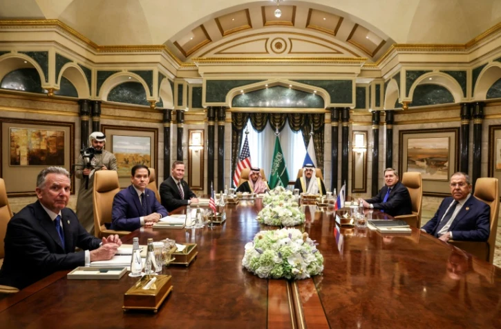 (De gauche à droite) Steve Witkoff,  envoyé spécial des Etats-Unis pour le Moyen-Orient, le secrétaire d'Etat Marco Rubio, le conseiller à la Sécurité nationale du président américain Mike Waltz, le ministre des Affaires étrangères d'Arabie saoudite, le prince Fayçal ben Farhane al-Saud, le conseiller à la sécurité nationale saoudienne, le conseiller du président russe en matière de politique étrangère, Iouri Ouchakov, et le ministre russe des Affaires étrangères, Sergeï Lavrov, assistent à une réunion au palais de Diriyah à Ryad, le 18 février 2025
 