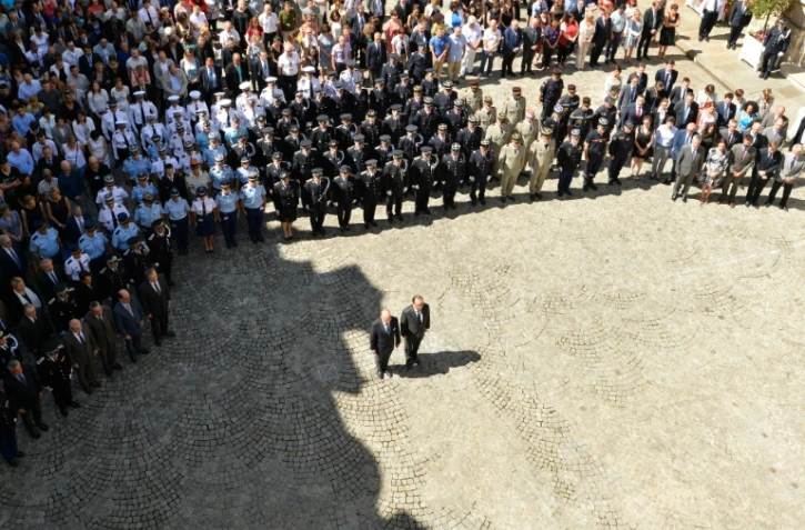 Bernard Cazeneuve et François Hollande lors de la minute de silence dans la cour de l'Hôtel de Beauvau le 18 juillet 2016 à Paris
