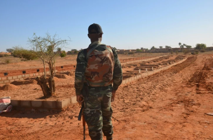 Un soldat nigérien devant les tombes de militaires tués, le 15 décembre 2019 à Niamey