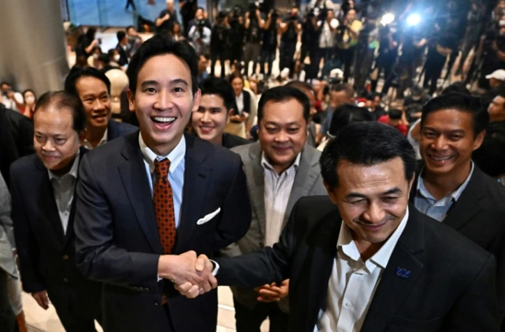 Pita Limjaroenrat (2e G) et le chef du Parti Puea Thai Chonlanan Srikaew (D) Ă Bangkok le 17 juillet 2023