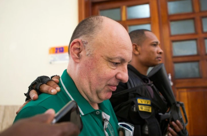 L'expert français en sûreté aéronautique Christophe Naudin, escorté dans un tribunal de Saint-Domingue, le 27 septembre 2016