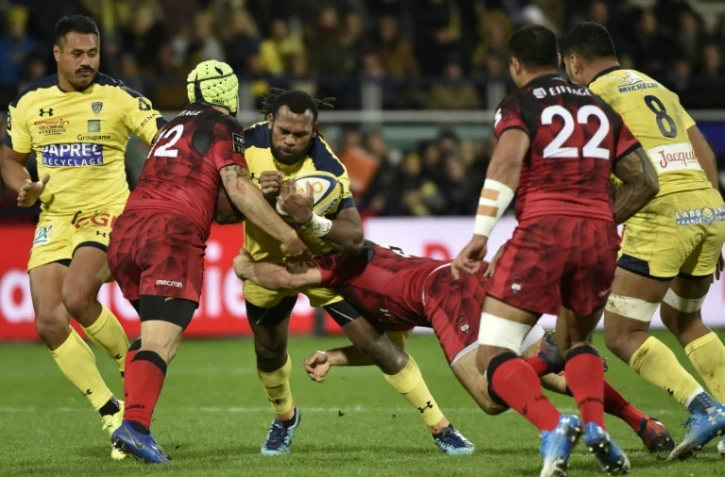 L'ailier fidjien de Clermont Alivereti Raka plaqué lors du match de Top 14 contre Lyon, le 25 novembre 2018 au stade Michelin