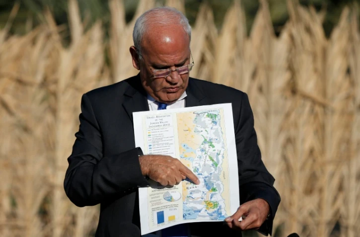 Saëb Erakat, secrétaire général de l'Organisation de libération de la Palestine, sur place avec les journalistes, montre les terres qu'Israël est en passe d'annexer dans la vallée du Jourdain en Cisjordanie occupée, le 20 janviert 2016