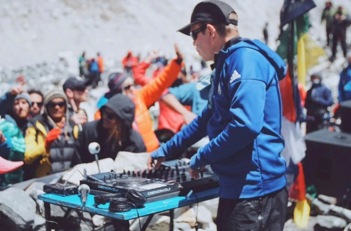 Le disc-jokey britannique Paul Oakenfold mixe pour les alpinistes au camp de base de l'Everest, le 11 avril 2017