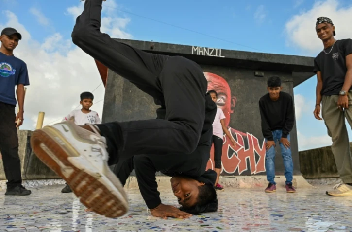 Cours de hip-hop ou "b-boying" sur le toit d'un immeuble du quartier de Dharavi, à Bombay, le 2 juillet 2021