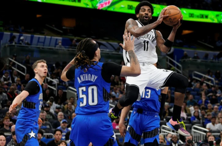 Kyrie Irving, des Brooklyn Nets, a survolé le match NBA contre le Orlando Magic le 15 mars 2022 au Amway Center à Orlando