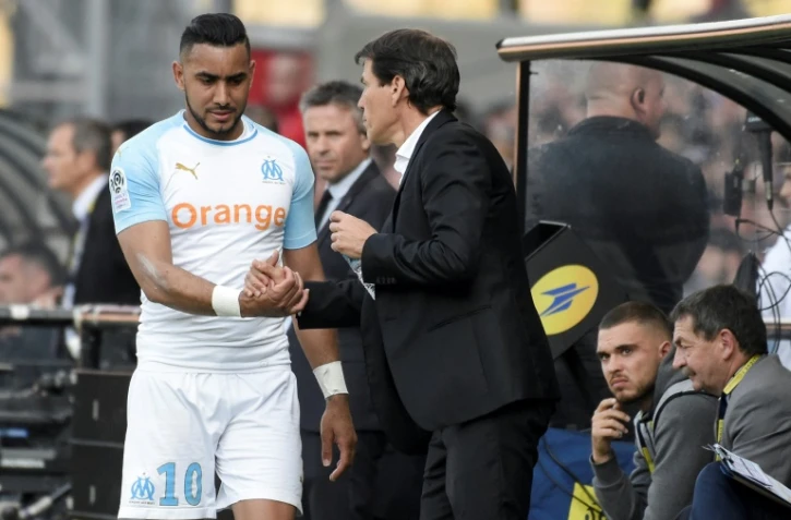 L'attaquant de Marseille Dimitri Payet (g) quitte le terrain, congratulé par son entraîneur Rudi Garcia, contre Guingamp, en L1 au Roudourou, le 20 avril 2019 