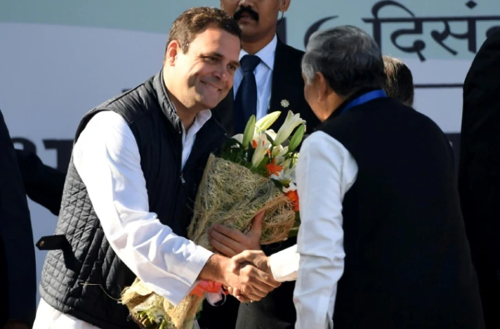 Rahul Gandhi reçoit des fleurs après son élection à la tête du Parti du congrès à New Delhi le 16 décembre 2017