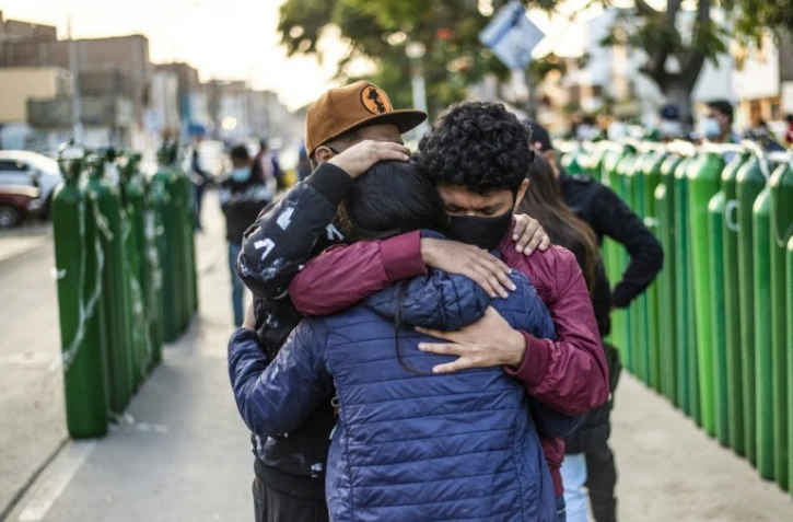 Des personnes font la queue pour remplir leurs bombonnes d'oxygène vides à Callao (Pérou), le 29 janvier 2021.