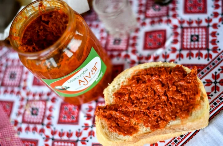Un bocal d'ajvar, un condiment très prisé dans les Balkans à base de poivrons rouges, le 25 septembre 2017 à Leskovac, en Serbie