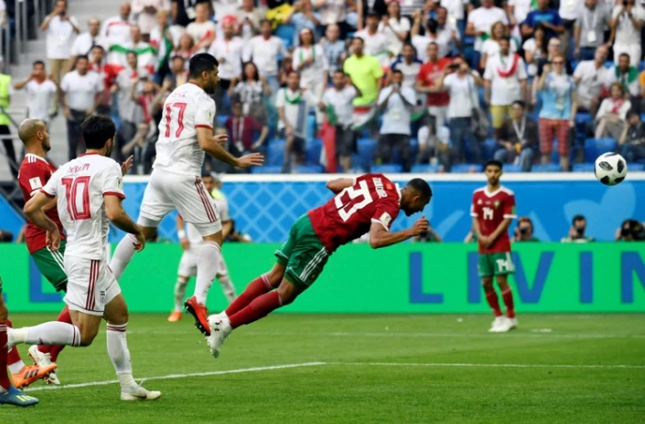 Le Marocain Aziz Bouhaddouz inscrit un but contre son camp contre l'Iran lors du Mondial, le 15 juin 2018 à Saint-Pétersbourg