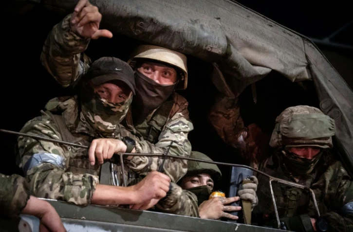 Des membres du groupe paramilitaire russe Wagner dans un véhicule militaire à Rostov-sur-le-Don, le 24 juin 2023 en Russie, 