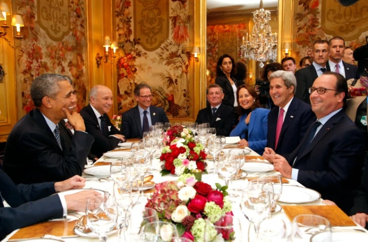 Barack Obama et Laurent Fabius (D) en face de François Hollande, John Kerry et Ségolène Royal (D) lors du dîner à L'Ambroisie, le 30 novembre 2015 à Paris