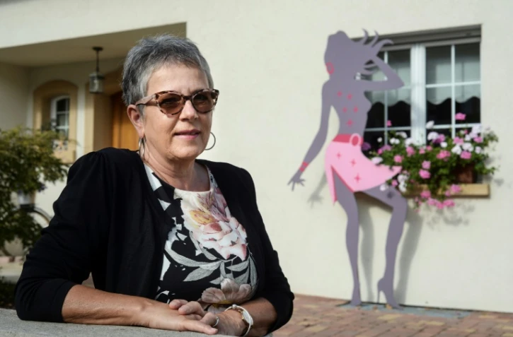 Une habitante de Dannemarie, Andrée Brayé devant une silhouette controversées de la commune alsacienne, le 23 août 2017