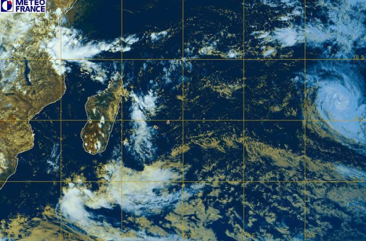 La forte tempête tropicale Imani se situait à 16 heures à 3175 kilomètres à l'est de La Réunion