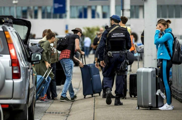 Un policier néerlandais à l'aéroport d'Amsterdam le 30 juillet 2016