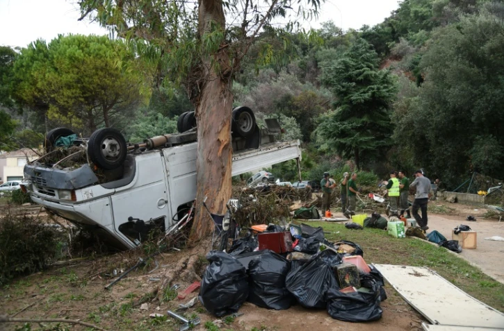 Des employés municipaux nettoient les débris au Cannet, le 6 octobre 2015
