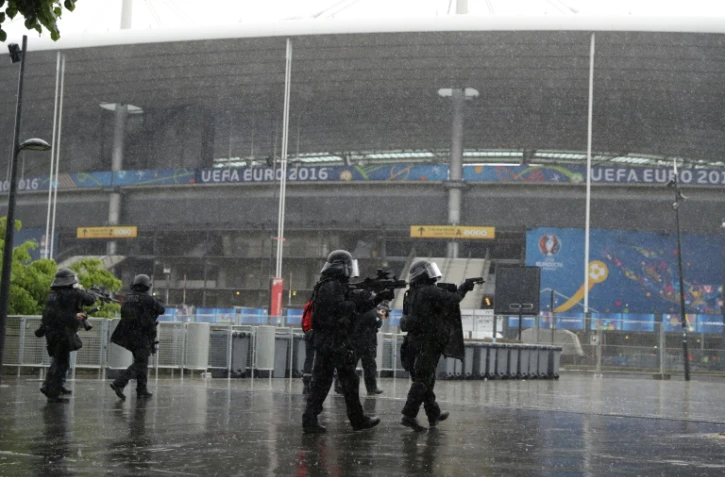 Des membres du Raid participent à un exercice de sécurité devant le Stade de France à Saint-Denis le 31 mai 2016