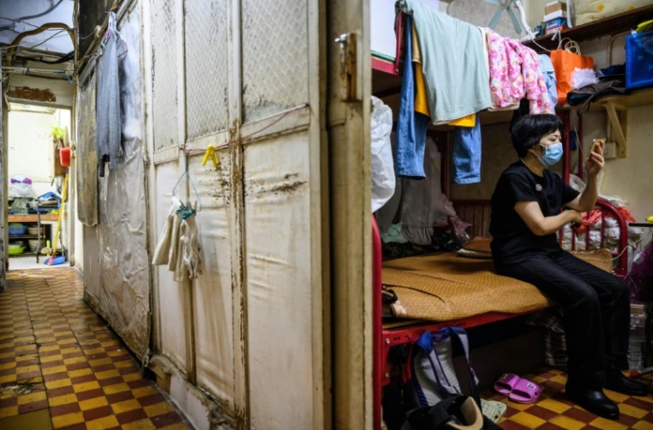 Wong Mei-ying, 70 ans, dans son logement de 5 m2 qu'elle partage avec son fils Ă Hong Kong le 14 mai 2020