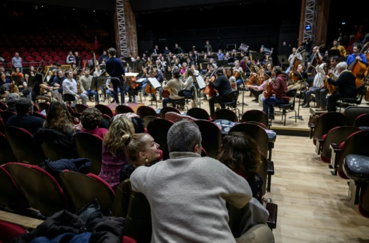 Des patients souffrant de dépression, de trouble bipolaire, de schizophrénie ou de troubles de la personnalité assistent aux répétitions de l'orchestre de Toulouse au théâtre de la Halle aux Grains à Toulouse, le 10 février 2026
