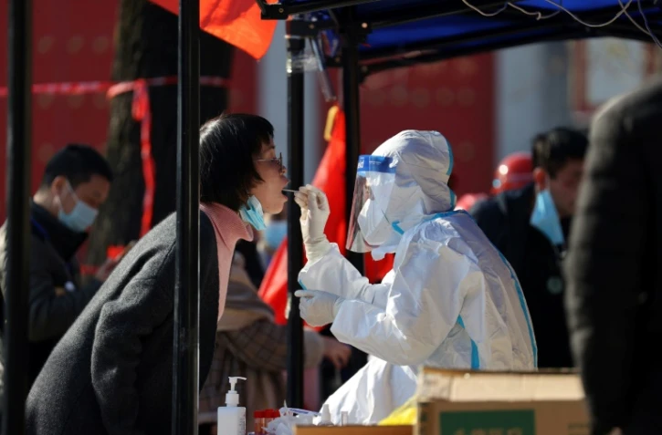 Une habitante de Xi'an, en Chine, se fait tester contre le coronavirus, le 21 décembre 2021