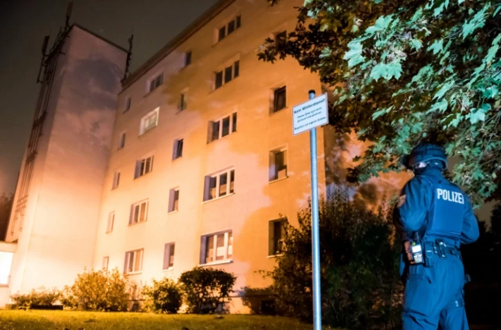 Un policier à Chemnitz, dans l'est de l'Allemagne, le 8 octobre 2016 lors de la chasse à l'homme pour retrouver un Syrien soupçonné de préparer un attentat