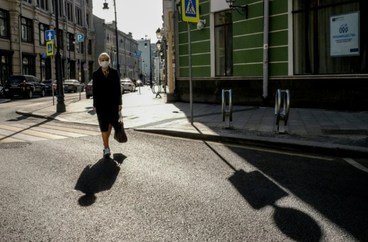 Une femme portant un masque dans une rue de Moscou le 5 octobre 2020