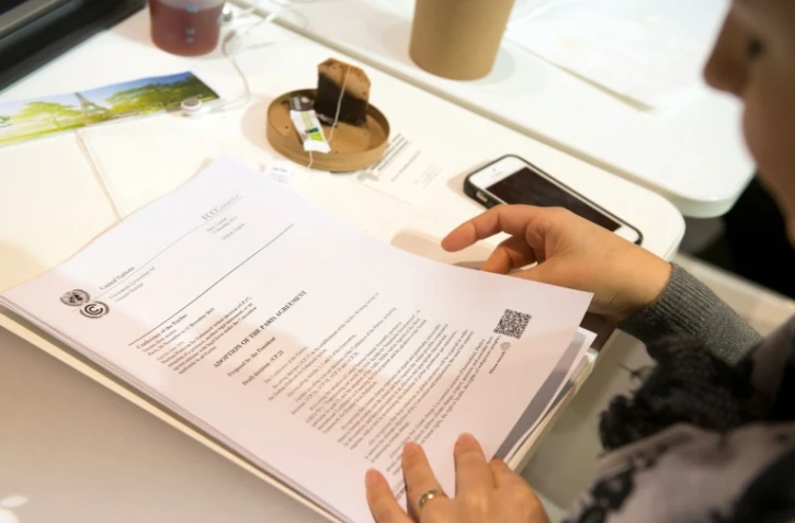 Une copie du projet d'accord à la COP21 au Bourget, le 12 décembre 2015