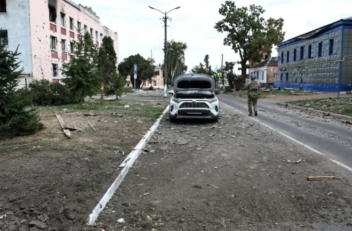 Photographie prise le 16 août 2024 au cours d'une visite de presse organisée par l'armée ukrainienne dans la ville russe de Sudzha, dans la région de Koursk
