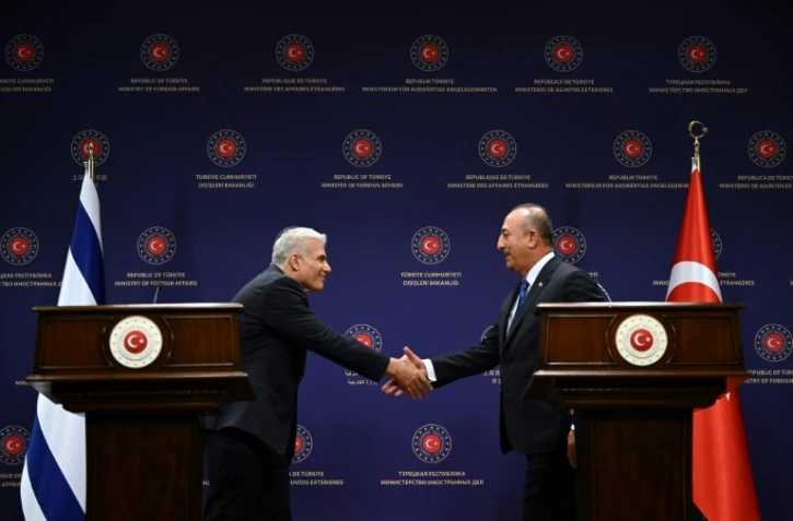 Les chefs de la diplomatie turque Mevlut Cavusoglu (d) et israélienne Yaïr Lapid lors d'une conférence de presse le 23 juin 2022 à Ankara