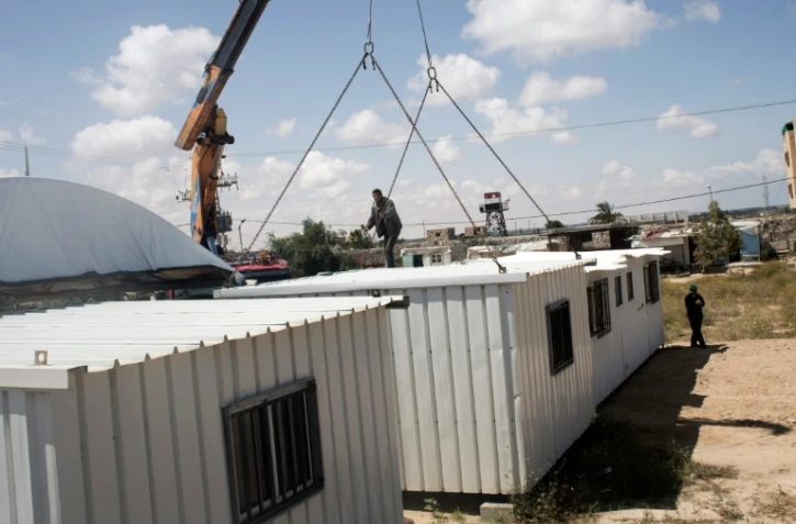 Des préfabriqués sont installés par le Hamas le long de la frontière entre Gaza et l'Egypte, le 14 avril 2016