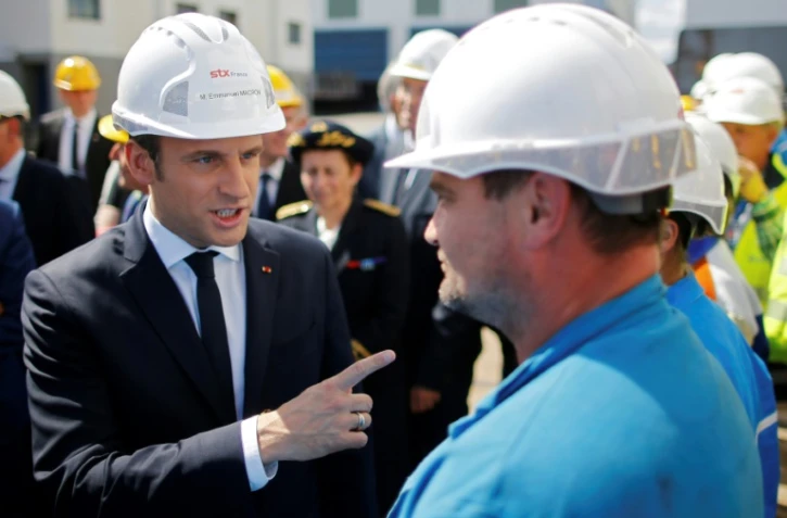 Emmanuel Macron s'adresse à un ouvrier du chantier de Saint-Nazaire le 31 mai 2017