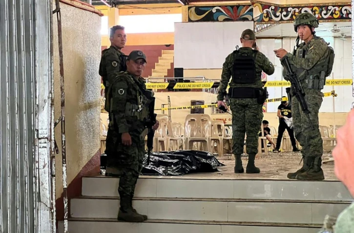 Des militaires montent la garde devant l'entrée du gymnase de l'université d'Etat de Mindanao aux Philippines, le 3 décembre, où un attentat à la bombe a été perpétré